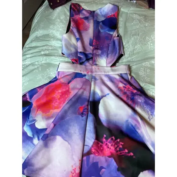 Stunning Bebe fit & flare dress in a vibrant abstract floral print 💜 - Picture 11 of 11